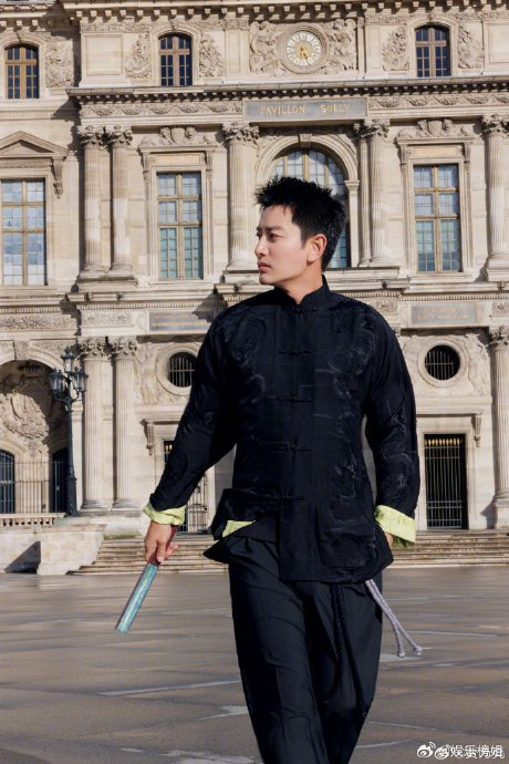 贾乃亮于巴黎街头身着龙纹刺绣新中式…|贾乃亮|巴黎|国风_新浪新闻