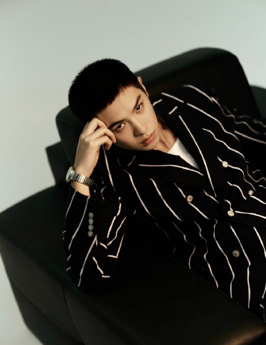 电影《沙漏》主演黄明昊寸头造型亮相 开幕红毯!