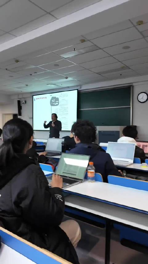 带勺子上课这里是浙大蜜蜂生态与人类通识课现场