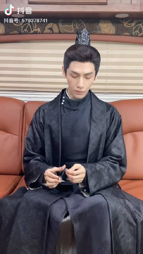 不求煊赫名快意庙堂事尘世多善变辨心如磐石