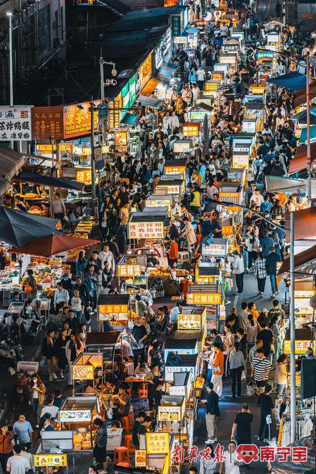 富有烟火气的埌西夜市，各种美食琳琅满目 通讯员 廖维 摄