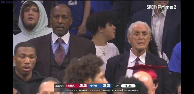 巴特勒捂着膝盖痛苦倒地 莱利和莫宁都站起来了|吉米·巴特勒|莫宁