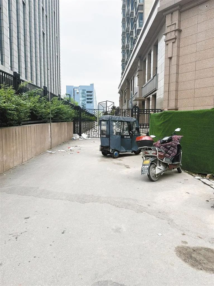 ▲小区消防通道停放着车辆