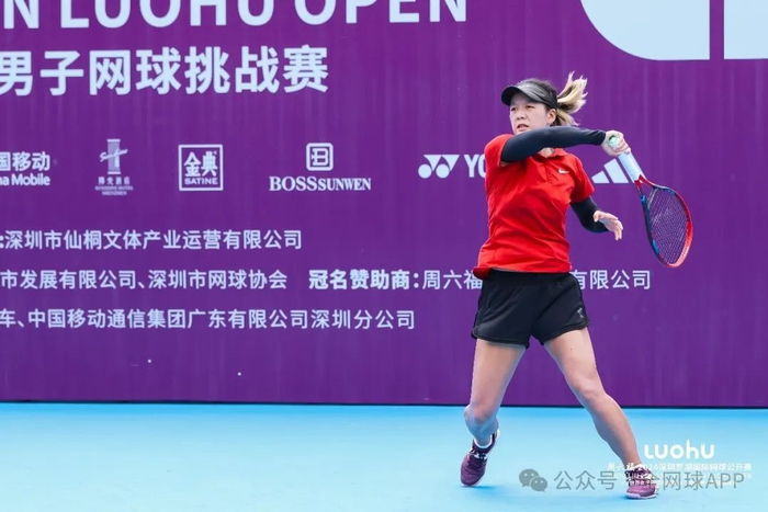 赛后,获得胜利的中国金花王蔷和中国香港球员王康怡接受中央广播电视