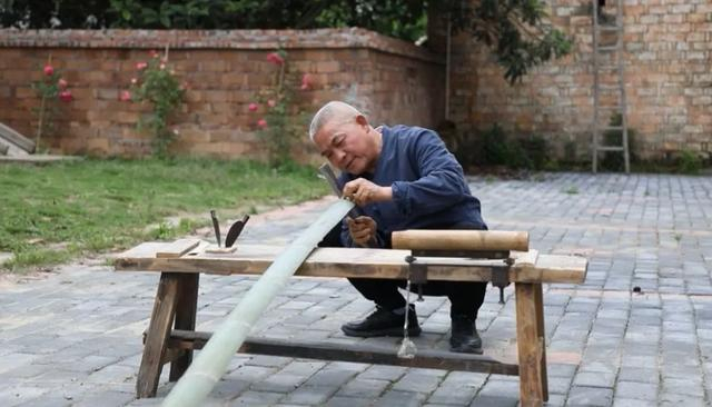 才能进行构思编织毛竹要经过若干道工序后竹篾编织是一门细致活儿薄如