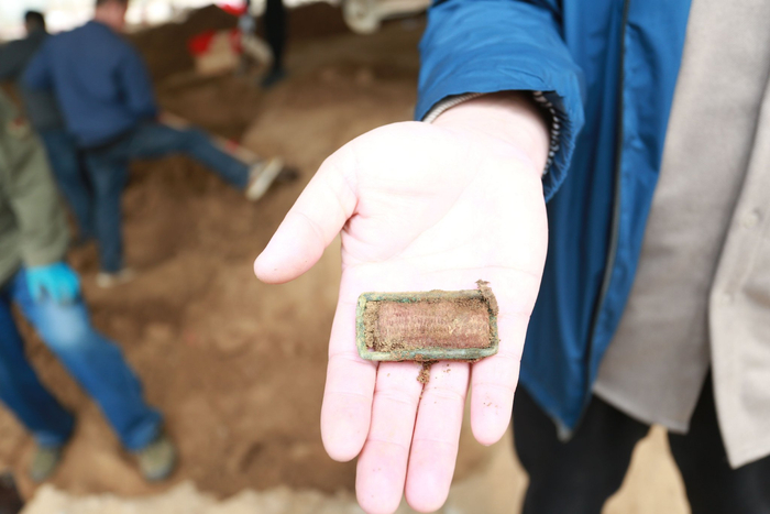 河北省沧州市肃宁县“雪村突围战”烈士墓出土的烈士徽章。杨进涛摄