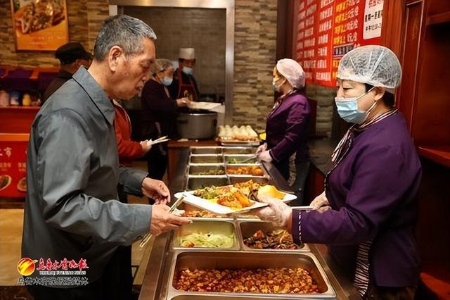 　　4月17日，在高新区（新市区）喀什东路街道乌东站社区便民大食堂本味上品餐厅，辖区居民在自助选菜品。记者石磊摄