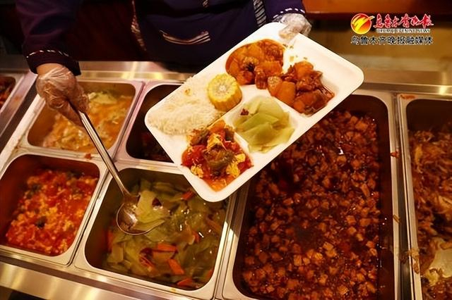 　　4月17日，高新区（新市区）喀什东路街道乌东站社区便民大食堂本味上品餐厅午餐准备的丰富菜品。记者石磊摄