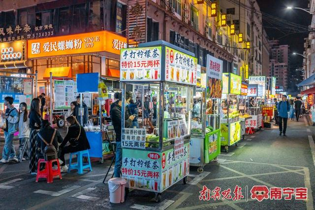 干净整洁的夜市环境 通讯员 廖维 摄