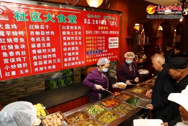 　　4月17日，在高新区（新市区）喀什东路街道乌东站社区便民大食堂本味上品餐厅，居民正在选菜品。记者石磊摄