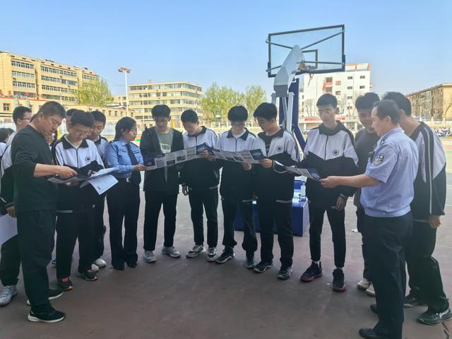 近日,府谷公安城关派出所民警走进府谷县第二中学开展反诈骗宣传活动
