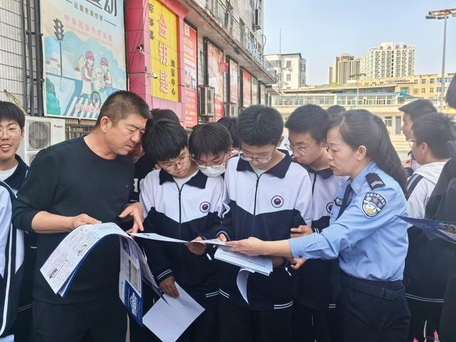 近日,府谷公安城关派出所民警走进府谷县第二中学开展反诈骗宣传活动