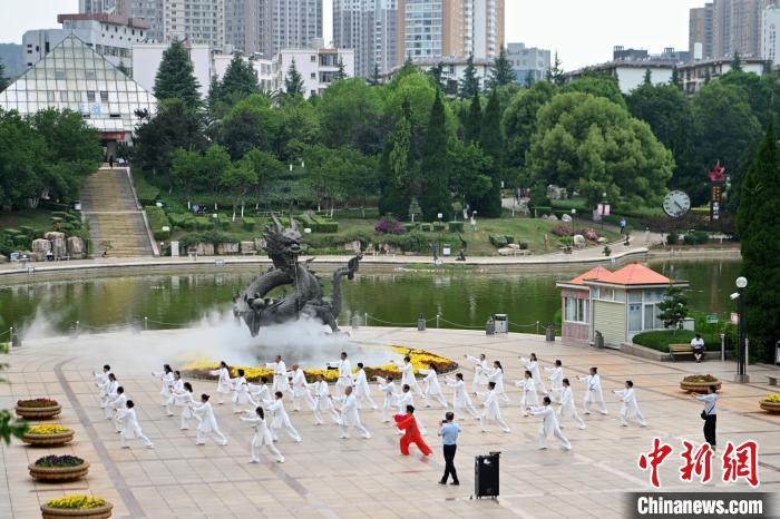 图为民众在曲靖龙潭公园锻炼.