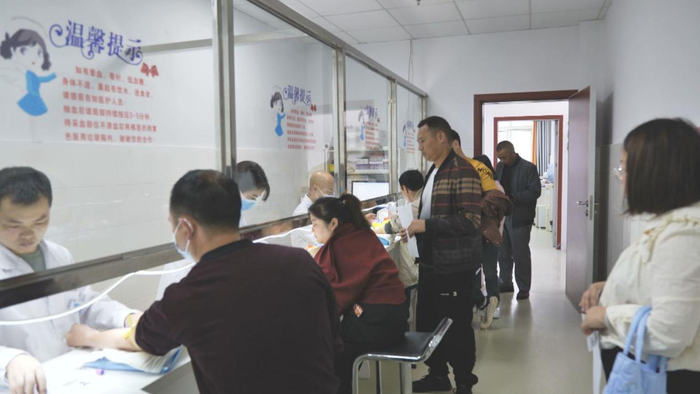 在紫云县人民医院体检中心,医务人员进行登记后,教师们在医院引导员的