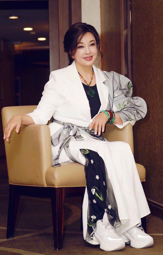 满头黑发,不穿老年装,68岁美得像少女|刘晓庆|发型_新浪新闻