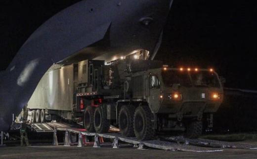 图为美军“堤丰”中程导弹发射系统运抵菲律宾。