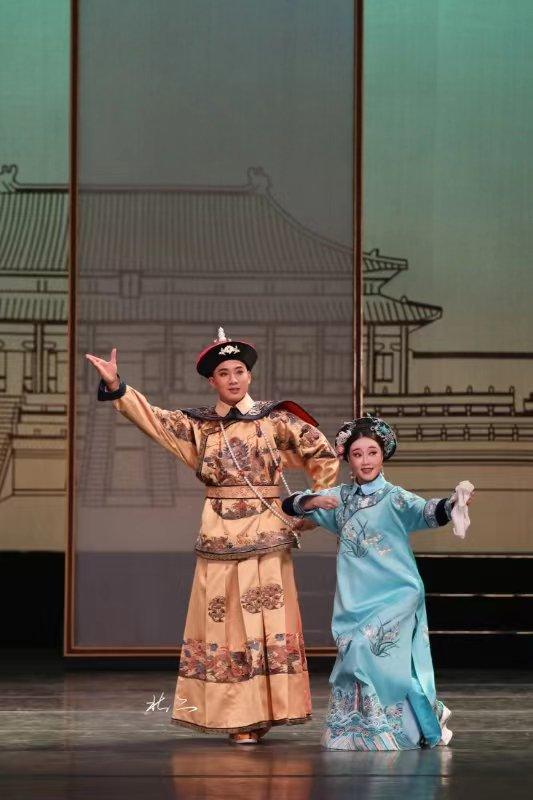 青年演员王厚义（左）与李亚桥（右）在复排版北京曲剧《少年天子》中分别饰演福临与乌云珠，许娣担任复排指导。  受访者供图