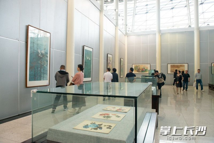 归来景丽莉工笔画展在湖南省文化馆开幕