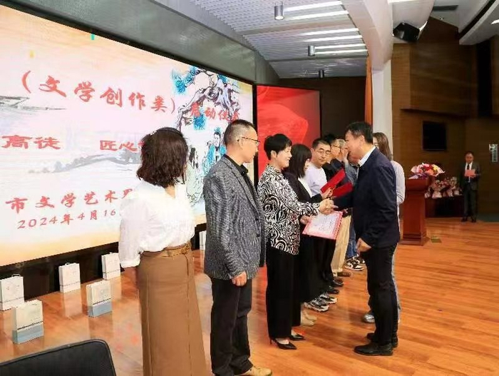 石嘴山市启动"名师带学"公益活动 助力文学创作人才拔节生长|石嘴山市
