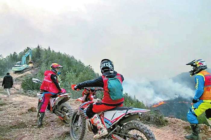 晋宁山火中的逆行"骑士"——"汽车上不去的地方,我们上"|摩托车|汽车