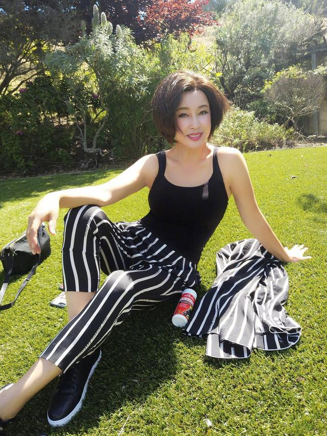 满头黑发,不穿老年装,68岁美得像少女|刘晓庆|发型_新浪新闻
