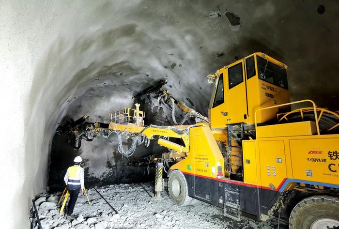 资料图片 ：中国铁建三臂凿岩台车在沙特阿拉伯新未来城隧道支洞项目进行作业。</p><p cms-style=