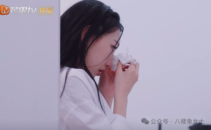 被说长得不够好看的她|张艺兴_新浪新闻