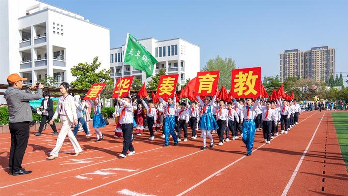 中国江苏网4月18日连云港讯 4月18日,东海县实验小学和平路校区"悦动