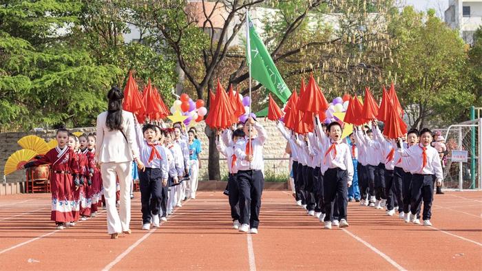 中国江苏网4月18日连云港讯 4月18日,东海县实验小学和平路校区"悦动