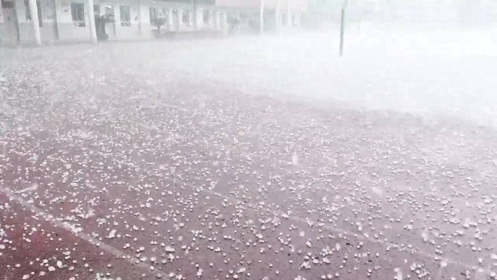 四川泸州多地出现风雹灾害冰雹最大直径30毫米