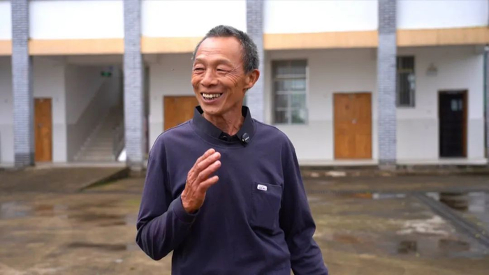 长大后我就成了你95后女大学生回乡任教退休重返讲台的独腿教师有了