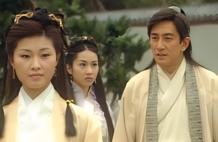 黄衫女为何敢打峨眉派掌门你看她的两位师兄是谁就懂了