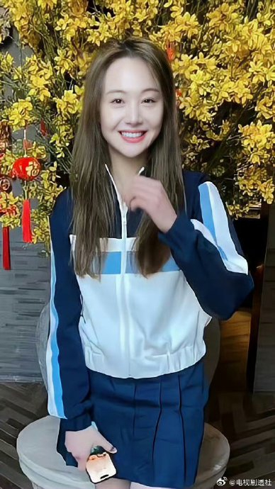 郑爽近照,好瞩目的苹果肌,发际线还有点上移