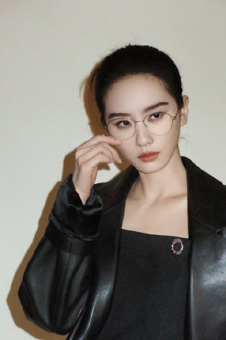刘诗诗费加罗四月刊封面,金丝眼镜造型好a好飒,麻辣女教师有了脸