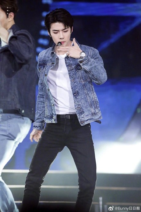 吴世勋 白t牛仔外套这场真的杀疯了