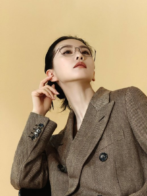 刘诗诗费加罗四月刊封面,金丝眼镜造型好a好飒,麻辣女教师有了脸