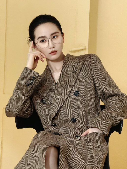 刘诗诗费加罗四月刊封面,金丝眼镜造型好a好飒,麻辣女教师有了脸