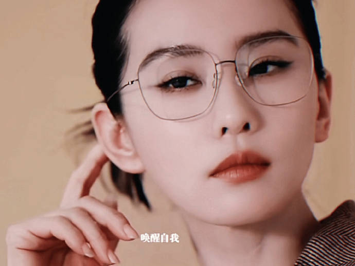 刘诗诗费加罗四月刊封面,金丝眼镜造型好a好飒,麻辣女教师有了脸
