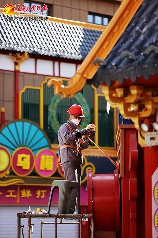 　　4月18日，在天山明月城，工作人员正在进行园区内调整升级。记者石磊摄