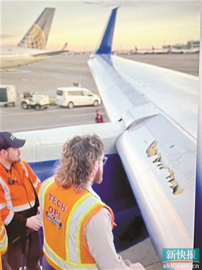 该机备降丹佛国际机场,事发时机上有165名乘客,事件未造成人员伤亡.