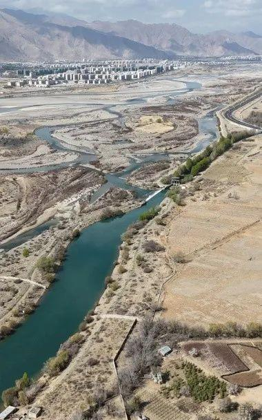 被称为"拉萨河畔的夜明珠"结束了拉萨人民用松明子和酥油灯照明的历史