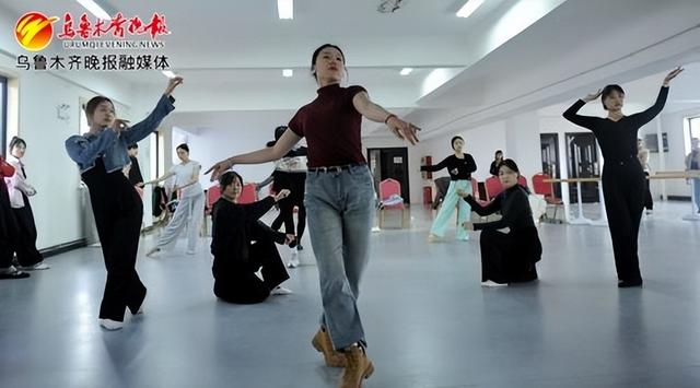 　　天山明月城演绎团队正在排练。记者雷婷摄