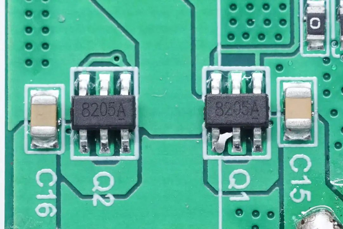 两颗8205a mos管用于自带线和usb-c插座输出切换.188 led数码管特写.