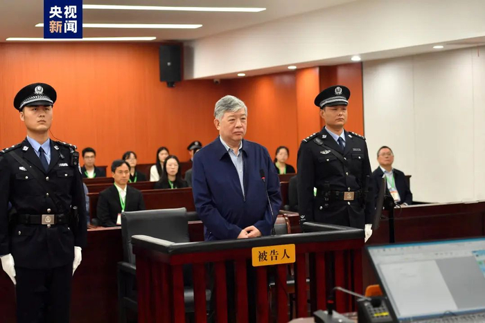 被控受贿1.08亿余元,李东受审