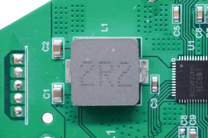 两颗8205a mos管用于自带线和usb-c插座输出切换.