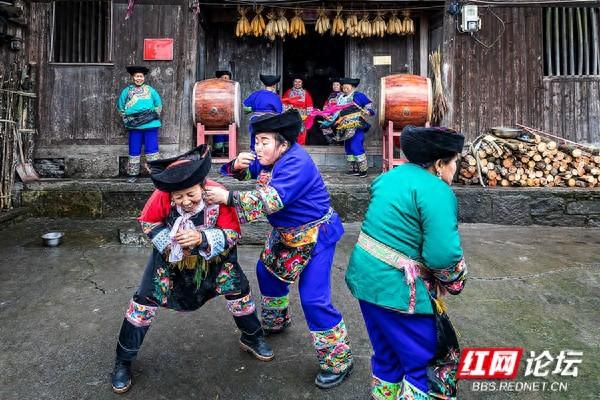 摄影:邓国强图说:湖南省湘西土家族苗族自治州凤凰县的苗族村寨,还