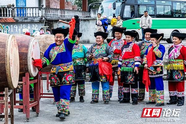 摄影:邓国强图说:湖南省湘西土家族苗族自治州凤凰县的苗族村寨,还
