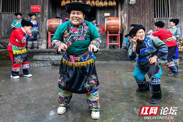 摄影:邓国强图说:湖南省湘西土家族苗族自治州凤凰县的苗族村寨,还