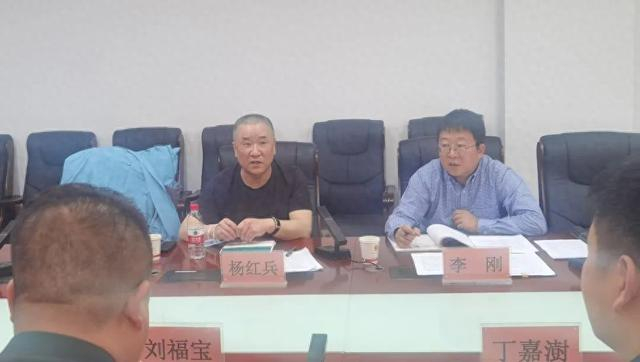 座谈会上,杨红兵听取了定边法院2023年及2024年第一季度司法鉴定工作
