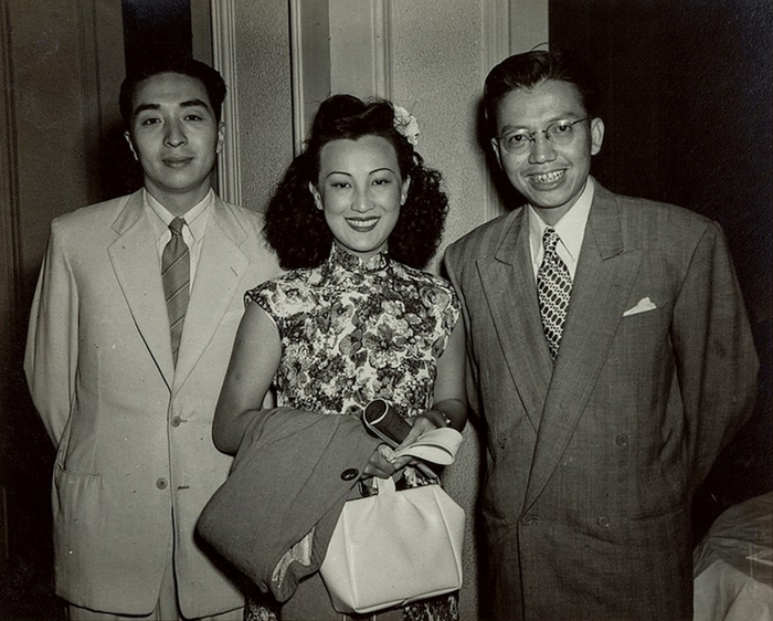 陈歌辛（左一）旅港时期与周璇合影，摄影佚名